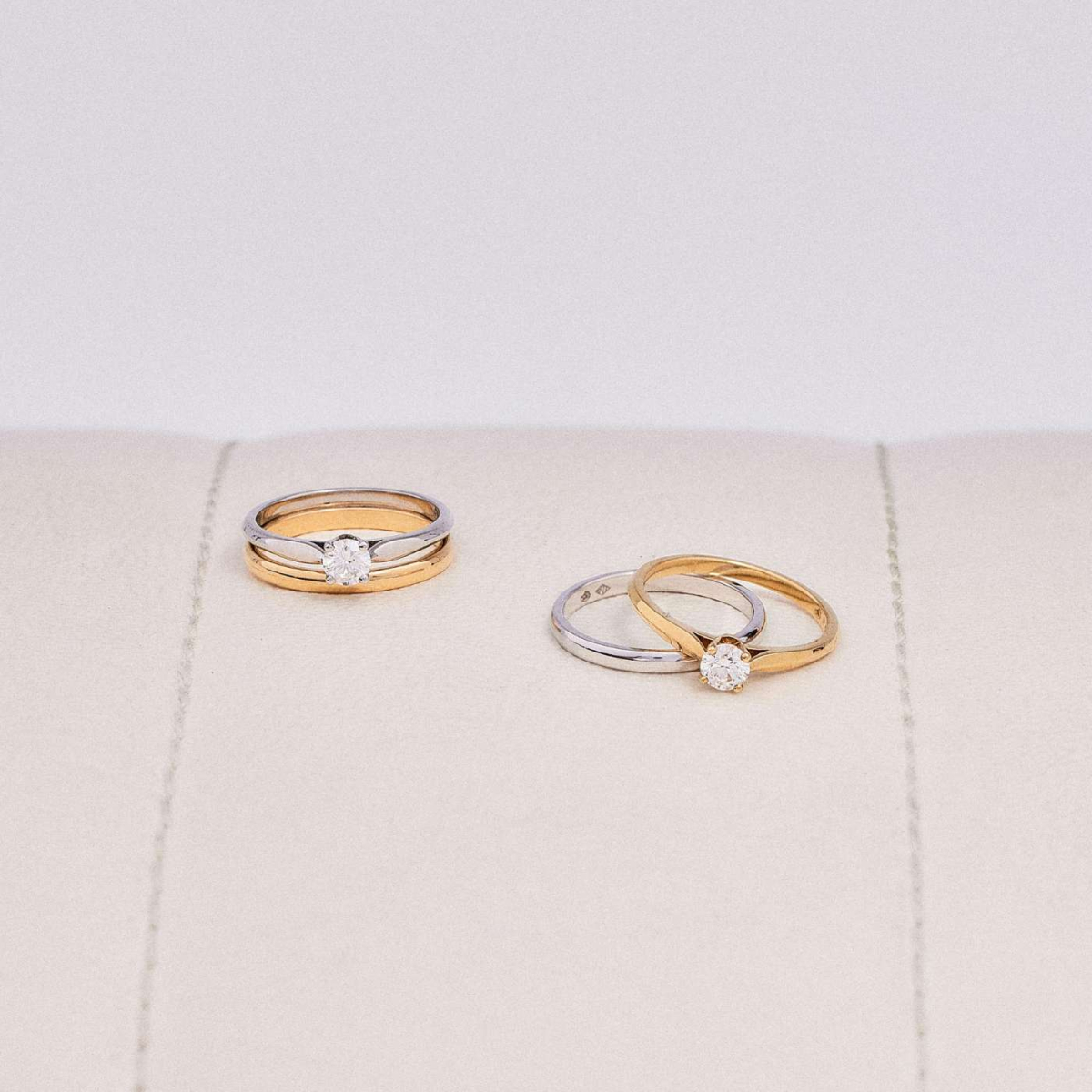 Bague Alliance Plaqué or fantaisie oxyde de zirconium – Une bague à
