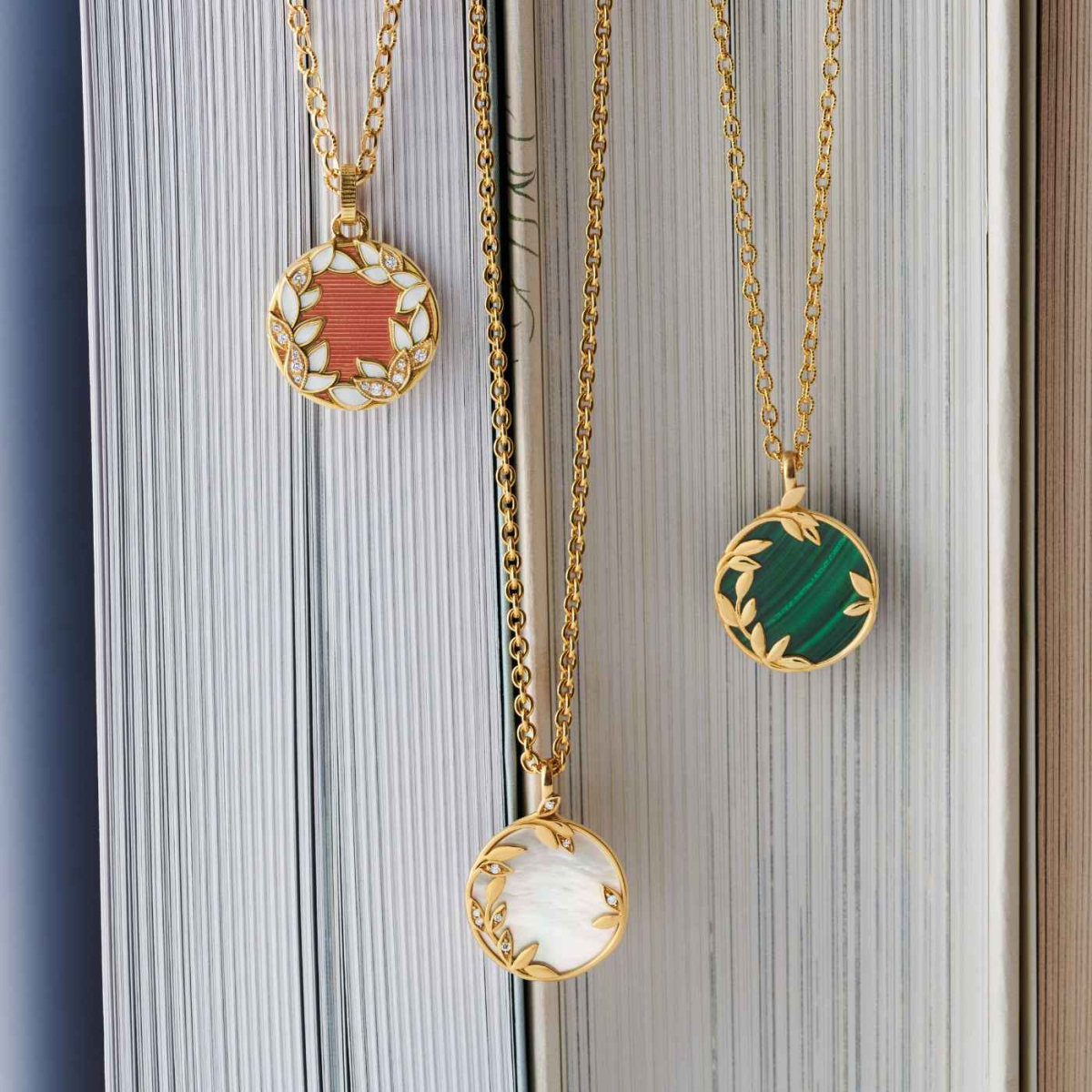 Pendentif En Nacre Sculpté étoile Feuillage – XIXe Siècle – Occasion, Vintage
