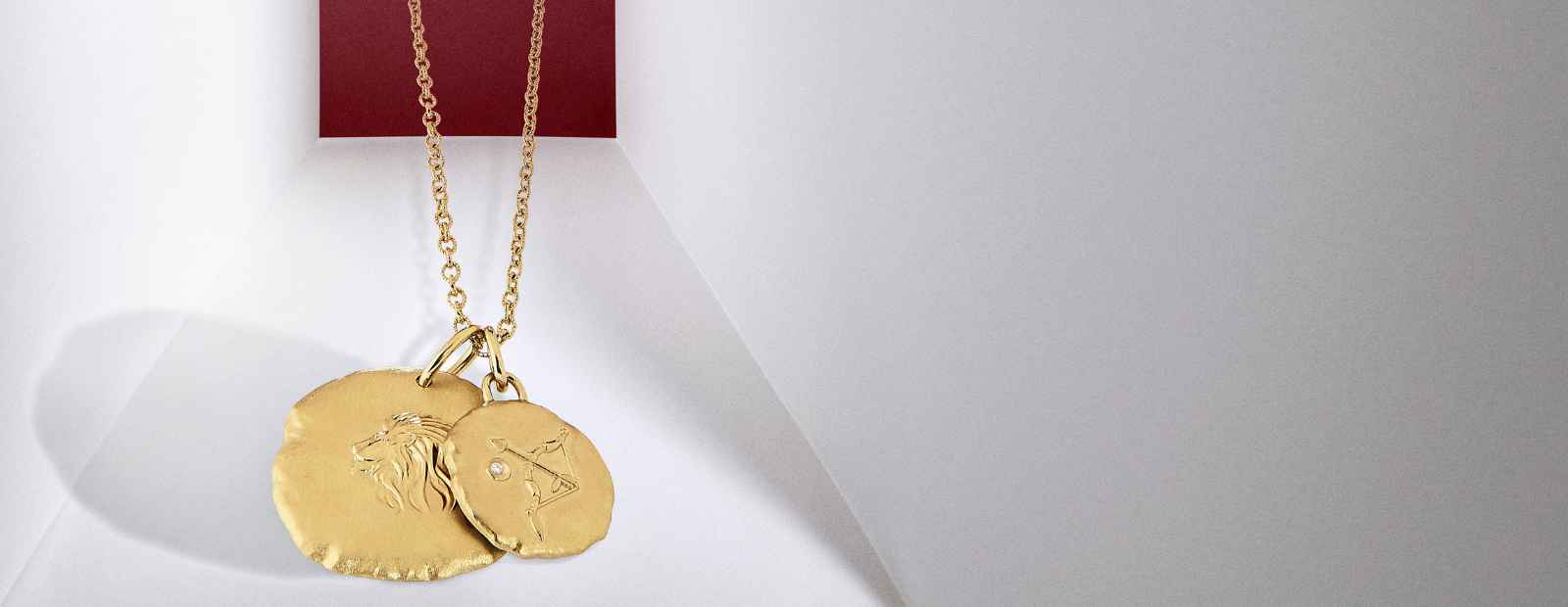 La sélection de bijoux de Noël par Arthus Bertrand - Pendentif femme luxe en or jaune et Diamants - Collection Astro